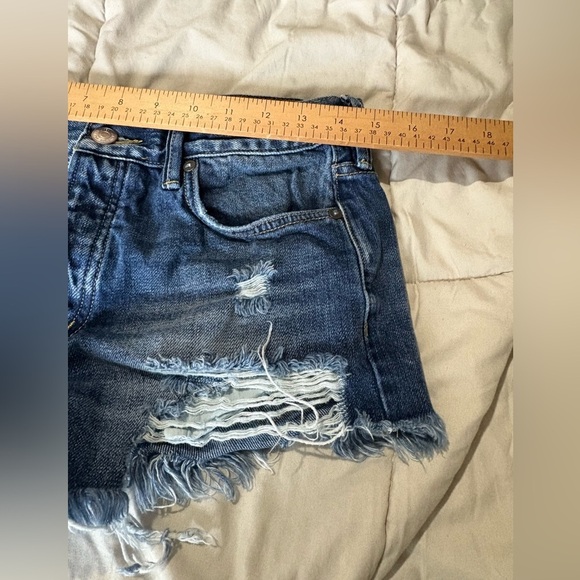 Free People we the free size 26 mid wash denim jean shorts distressed - Picture 10 of 11